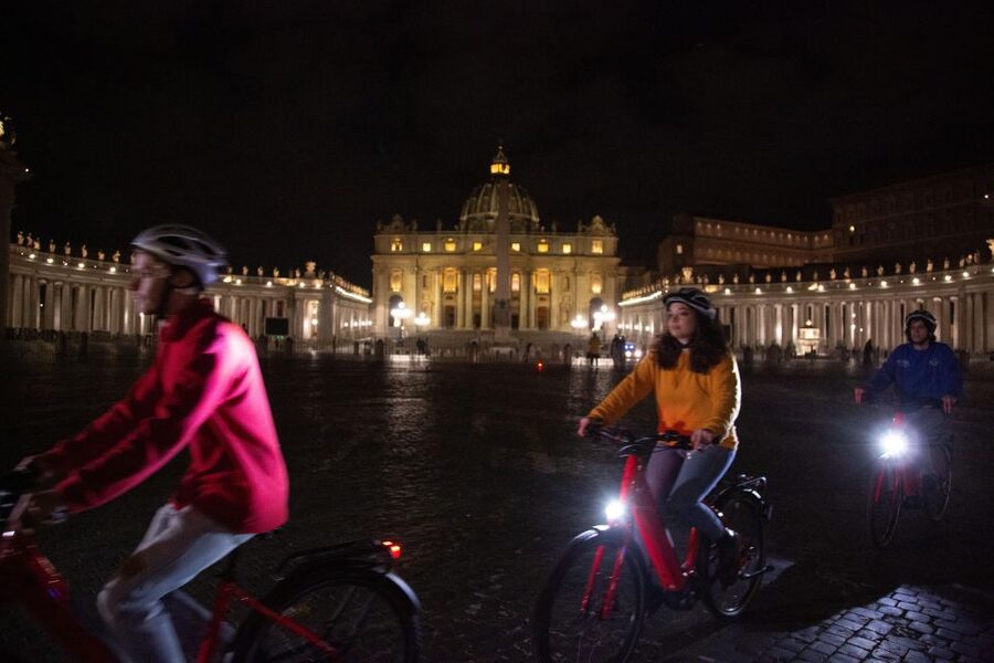 Night Tour of Rome with Top E-bike & optional Italian Dinner - Farnese Palace and the Pantheon after dusk