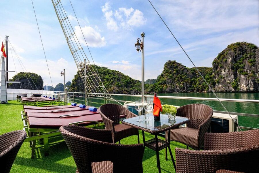 Ninh Binh: Lan Ha Bay 2D 1N cruises- bike tour, kayak, meals - Sunrise and the ride to Viet Hai Village
