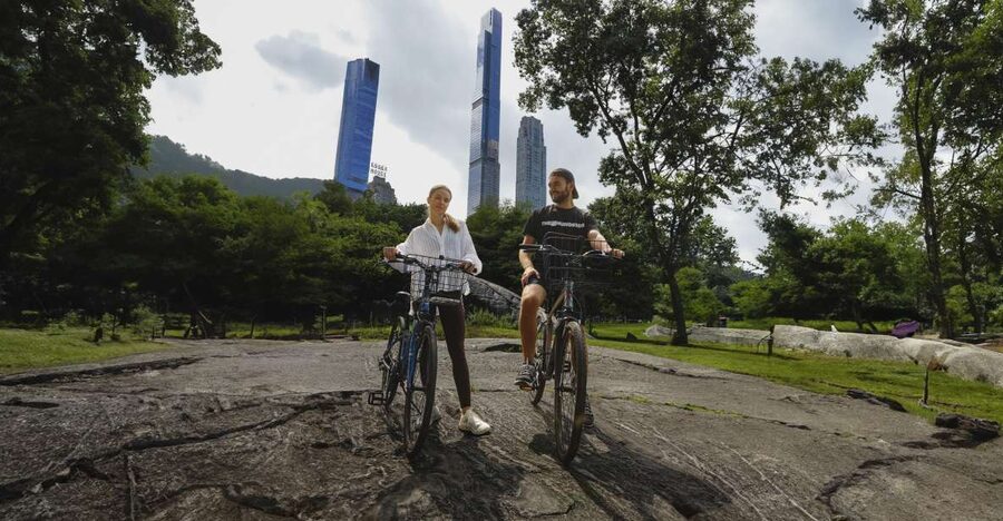 NYC: Central Park Bike Rental - Riding from the park entrance to Bethesda Fountain