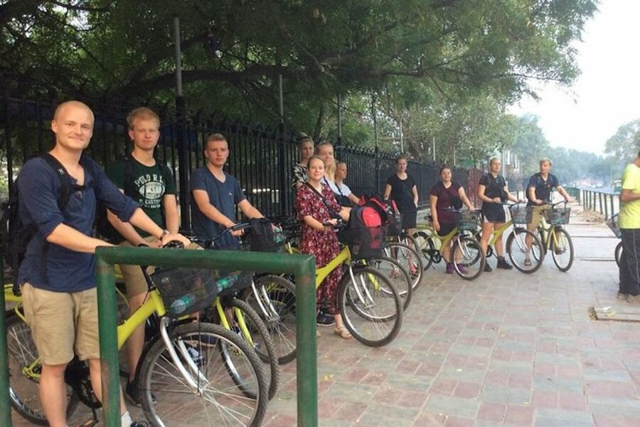 Old Delhi: 3.5-Hour Small-Group Bike Tour with Breakfast - Cycling Past Jama Masjid and the Red Fort