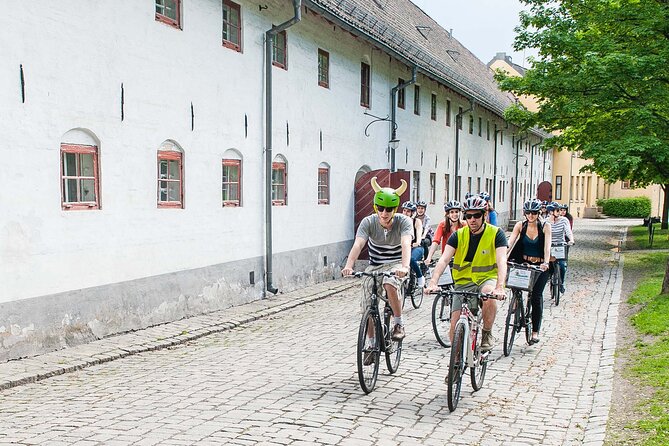 Oslo Highlights Bike Tour - The Royal Palace adds a gentle climb