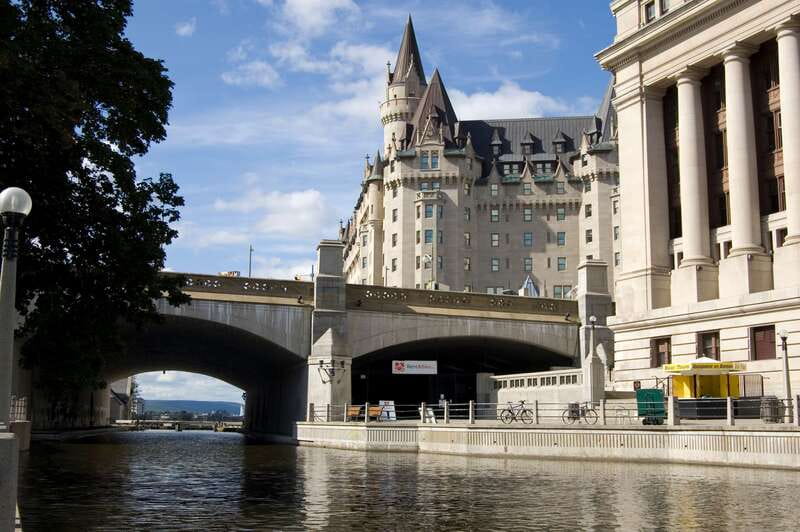 Ottawa: 4-Hour Bike Rental - Finding the rental point below the Senate