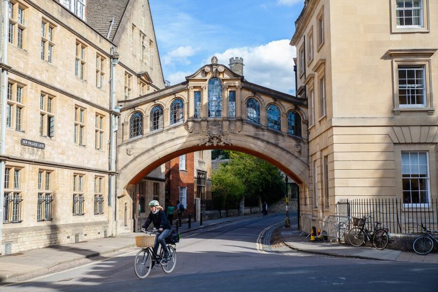 Oxford: City Bike Tour with Student Guide - Pubs, writers, and university life