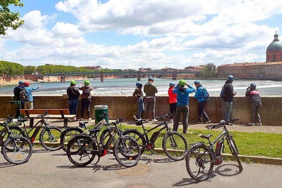 Panoramic Toulouse, e-bike ride, and cable car - Crossing the suspended walkways to Ramier Island