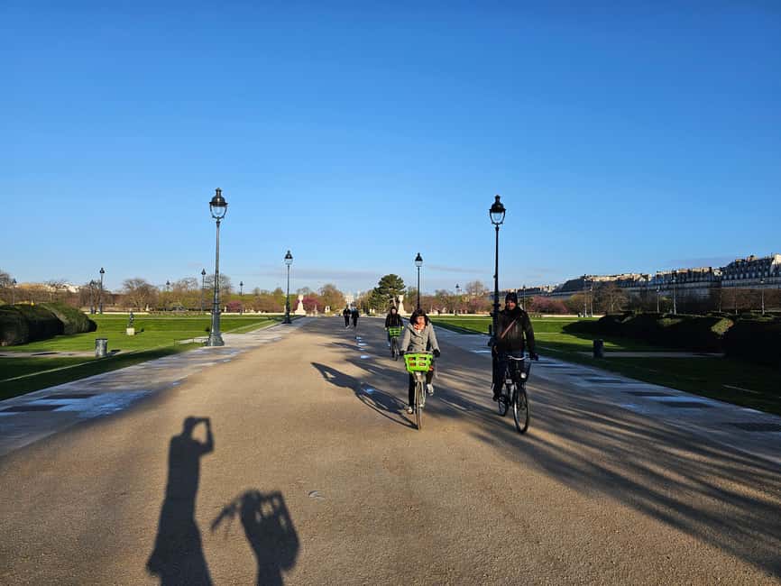 Paris before the crowds, bike tour & Breakfast - The Eiffel Tower with room to look up