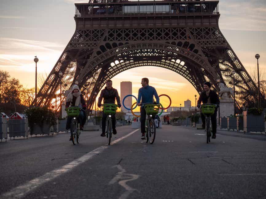 Paris before the crowds, bike tour & Breakfast - From the meeting point to the first landmarks