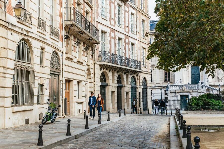 Paris: Charming Nooks and Crannies Bike Tour - The guides are the heart of the experience