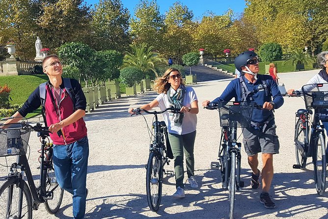 Paris: Charming Nooks and Crannies Bike Tour - Guides, safety, and the small-group advantage
