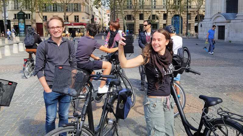Paris: City Treasures Bike Tour - The Louvre and the famous love-lock bridge