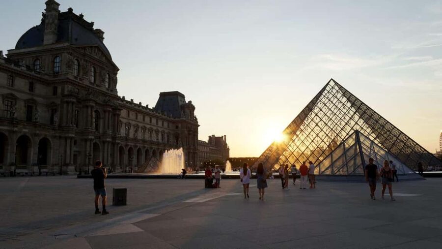 Paris: Eiffel Tower&Seine River Electric Bike Tour 3 hours - From Musée d’Orsay to the heart of old Paris