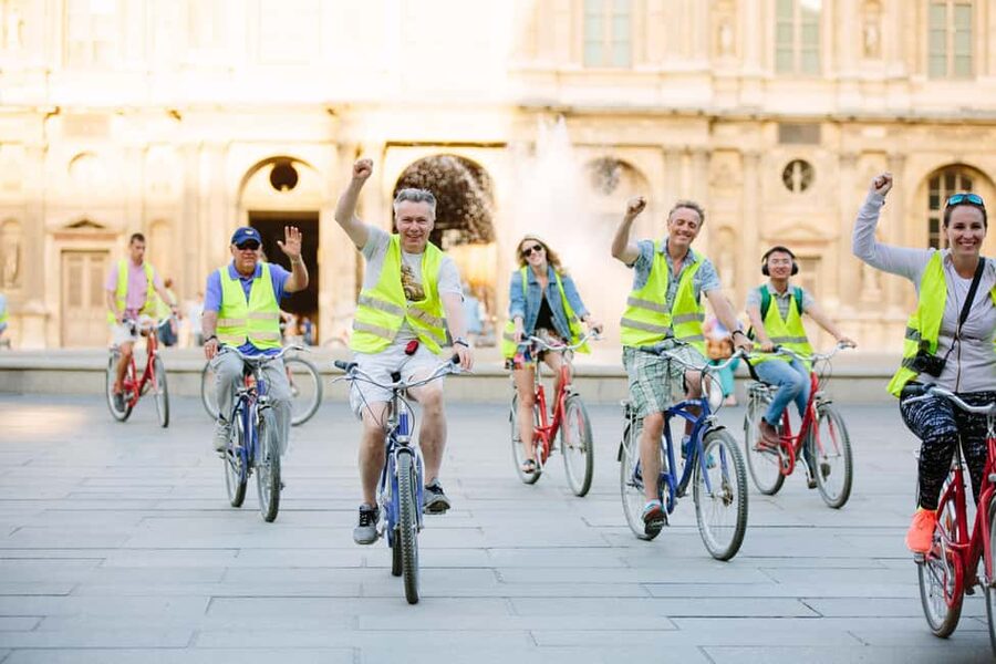 Paris Evening Snapshot Bike Tour - Who should book this Paris bike tour?