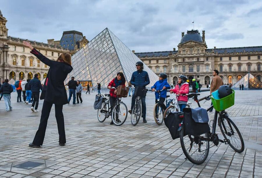 Paris: Guided Bike Tour of Must-See Sights - Along Île de la Cité and the Conciergerie