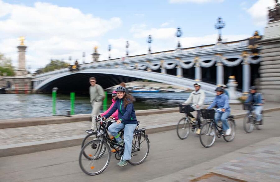 Paris: Guided Bike Tour of Must-See Sights - Place de la Concorde and the Tuileries Garden