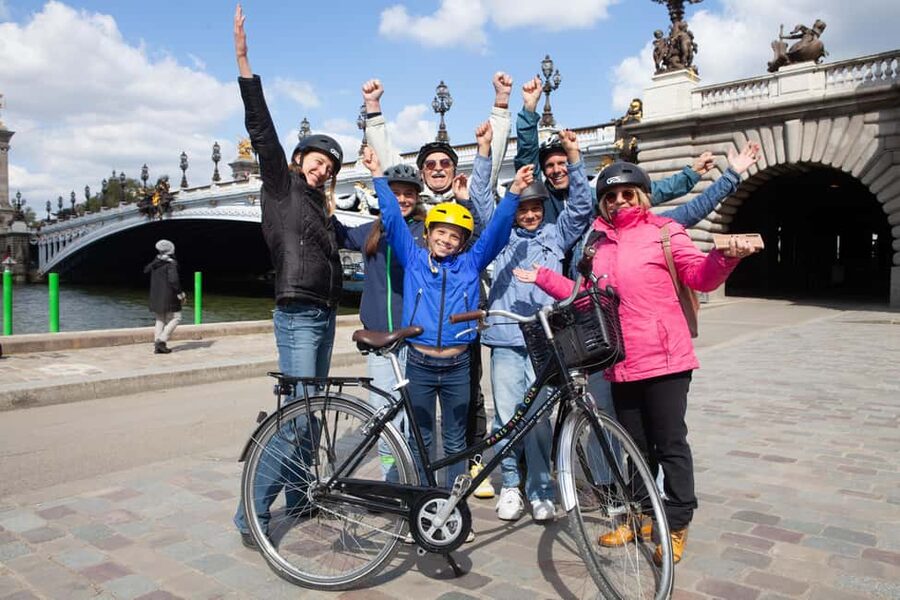 Paris: Guided Bike Tour of Must-See Sights - Starting near Centre Pompidou in Le Marais