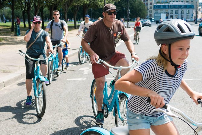 Paris Highlights Bike Tour: Eiffel Tower, Louvre and Notre-Dame - Meeting at Saint-Michel and getting settled on the bike