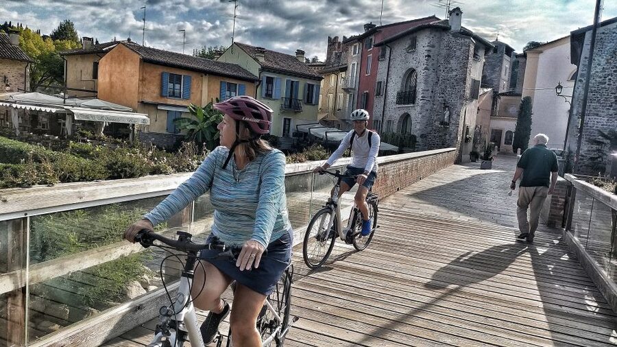 Peschiera del Garda: Lake Garda & Borghetto E-Bike Tour - Reaching Borghetto sul Mincio