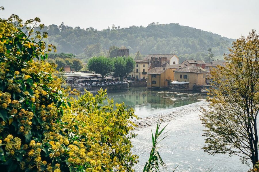 Peschiera del Garda: Lake Garda & Borghetto E-Bike Tour - Lake views and the Italian countryside