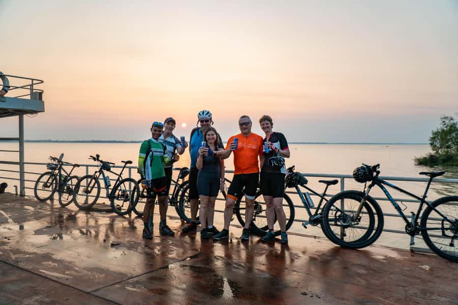 Phnom Penh: Mekong Islands Sunset Bike Tour include drinks - Riding through farms and village backroads