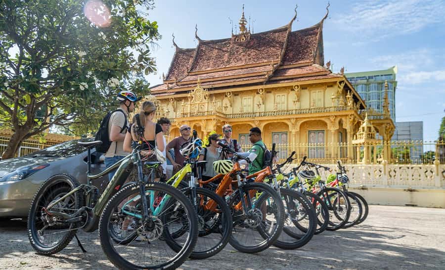 Phnom Penh: Mekong Islands Sunset Bike Tour include drinks - Meeting a family business that makes dried tofu
