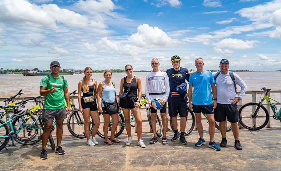 Phnom Penh: Mekong Islands Sunset Bike Tour include drinks - Guides, group size, and the pace