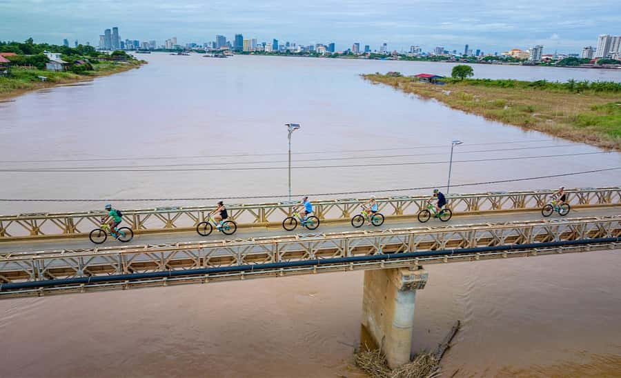 Phnom Penh: Mekong Islands Sunset Bike Tour include drinks - Crossing to Silk Island by ferry