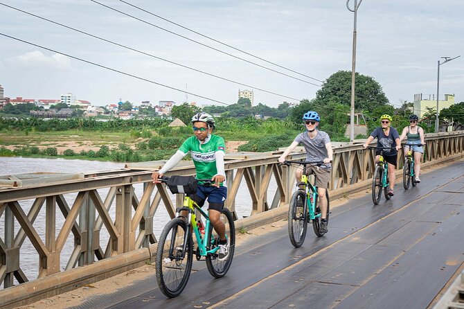 Phnom Penh Silk Island Bike Tour/ E-Bike or Tuk Tuk - The silk workshop and a family craft