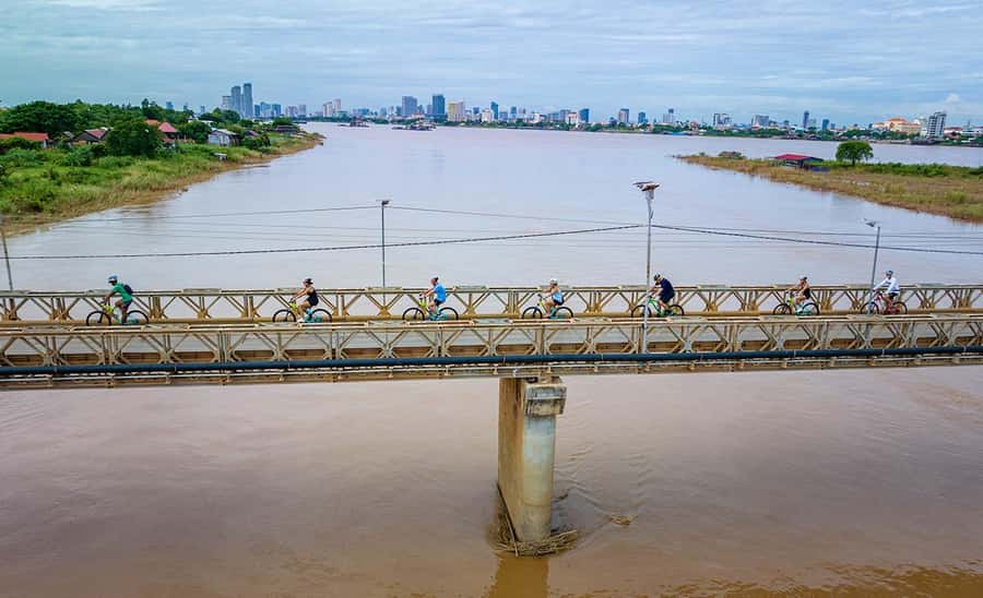 Phnom Penh: Silk Islands Half-Day Bike Tour - From the bike shop to the first ferry