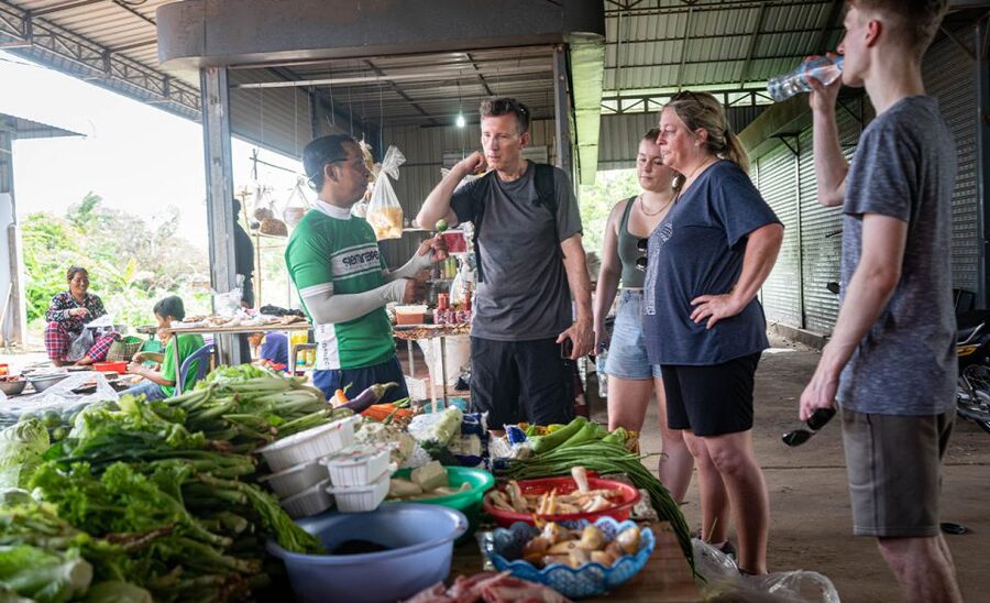 Phnom Penh: Silk Islands Half-Day Bike Tour - Silk weaving across generations