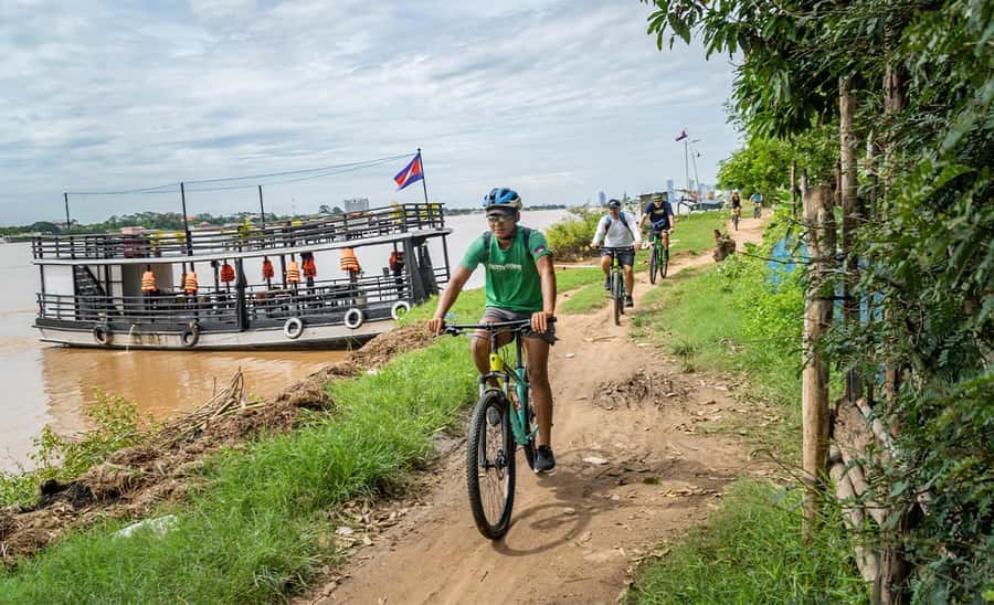Phnom Penh: Silk Islands Half-Day Bike Tour - Koh Oknha Tei Market and village roads