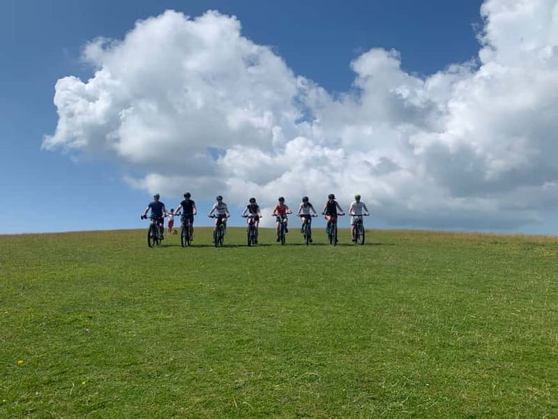 Poole: Old Harry Rocks and Corfé Castle Guided E-bike Tour - Breaks, refreshments, and the return route