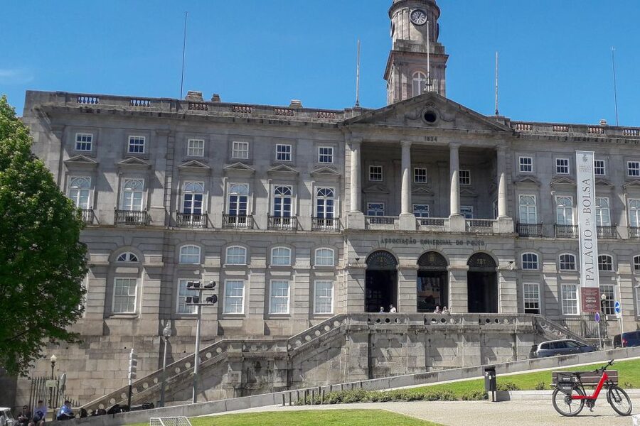 Porto Riverbank Tour on an e-bike: Atlantic Coast, Gardens - Castelo do Queijo and Matosinhos Beach