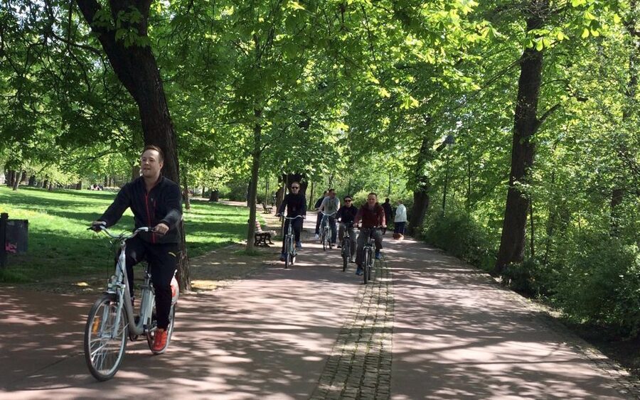 Prague: Stunning Viewpoints, Castle, City & Park Bike Tour - Bikes, hills, and group comfort