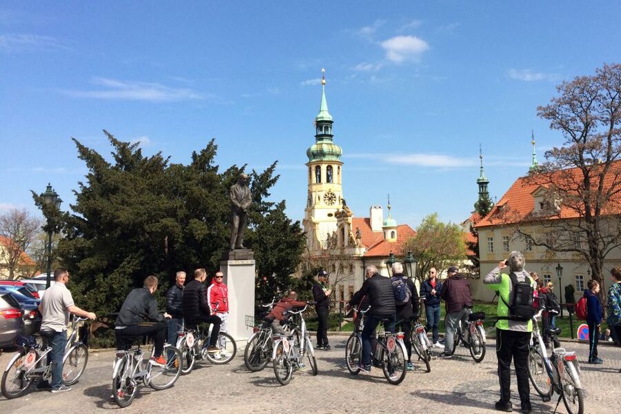 Prague: Stunning Viewpoints, Castle, City & Park E-Bike Tour - A Pause on Kampa Island