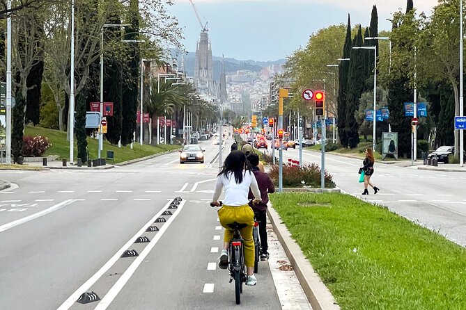 Private Bike Tours - Customizable Route, Top Barcelona Highlights - What the guide adds to the ride