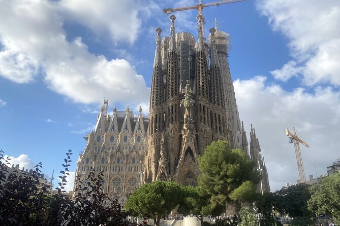 Private discovery bike tour of Barcelona - Modernisme in two very different forms
