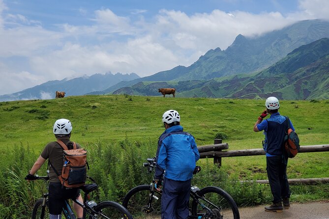 Private E-MTB guided cycling around Mt. Aso volcano & grasslands - Starting at Aso Station and getting ready