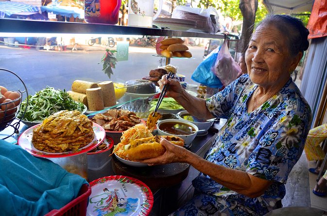 Private Hoi An Evening Food Tastings Tour by Bike - Tra Que Vegetable Village and a meal at a private home