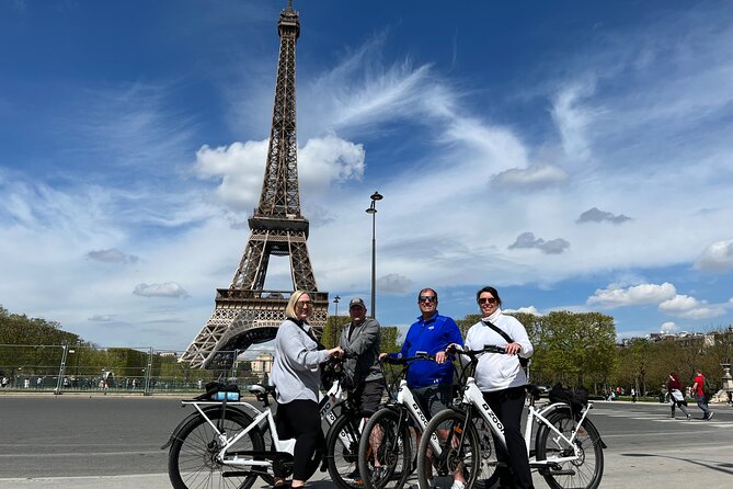 Private Paris E-bike city highlights tour - The Eiffel Tower finale
