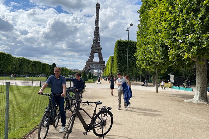 Private Paris E-bike city highlights tour - What the guides add to the experience