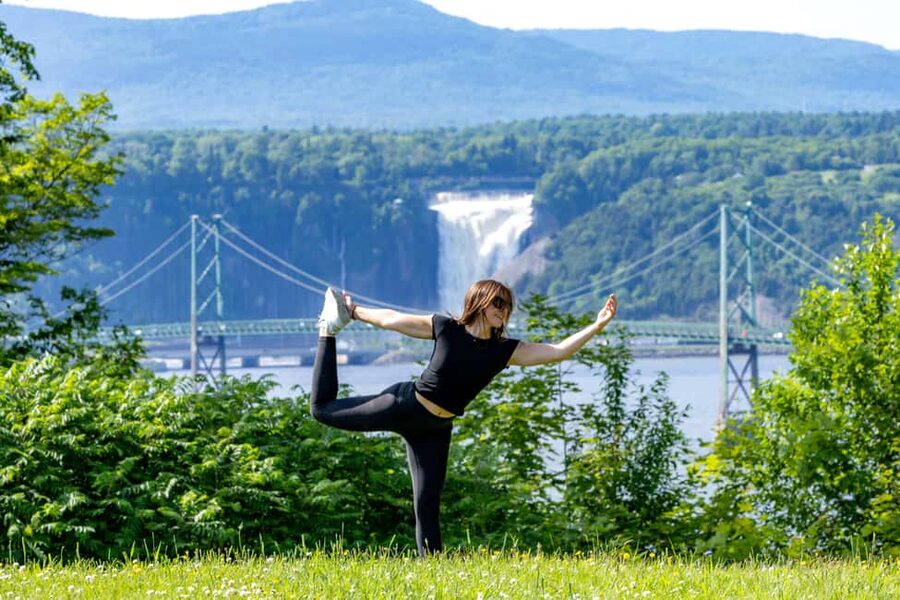 Quebec City: Ile d'Orléans Guided E-Bike Tour with Tastings - A manor garden and a short look at island life