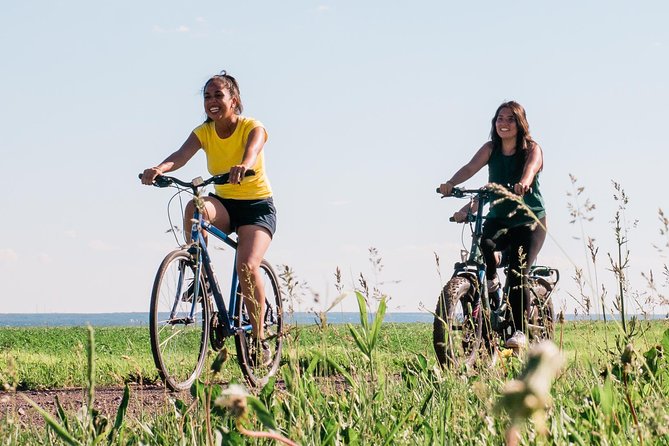 Quebec City - Regular Bike Rental on Ile d'Orléans - Following the 24 km route toward Sainte-Pétronille