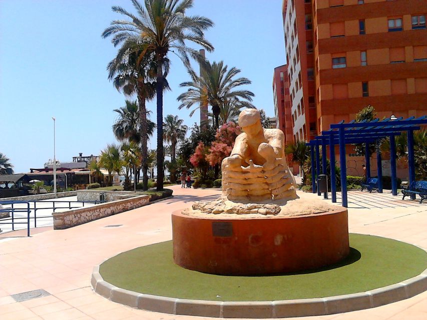 Rent a bike in Malaga - Riding toward the promenade