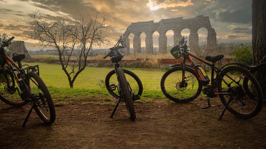 Roma: DELUXE Appian Way Bike Tour, Catacombs Visit & Lunch - Key points at a glance