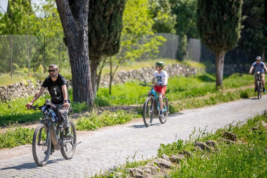 Rome: Appian Way & Aqueducts E-Bike Tour (Catacombs & Food) - Guides, group size, and personal attention