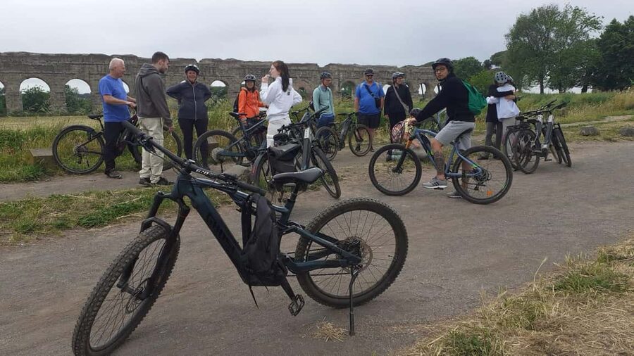 Rome: Appian Way E-Bike Tour Catacombs, Aqueducts & Picnic - Guide quality and group atmosphere