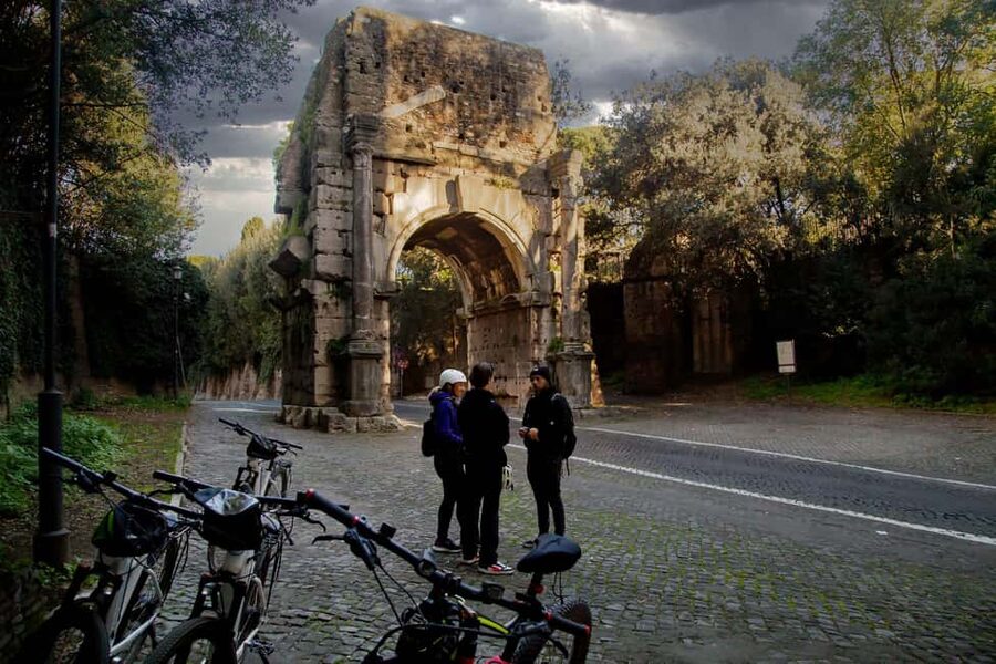 Rome: Appian Way Underground Catacombs Bike Tour with Lunch - Why an e-bike is the right way to reach the Appian Way