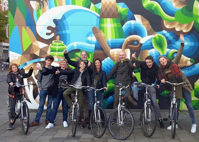 Rotterdam: City Highlights Guided Bike Tour - Meeting at 1e Blekerhof and getting ready to ride