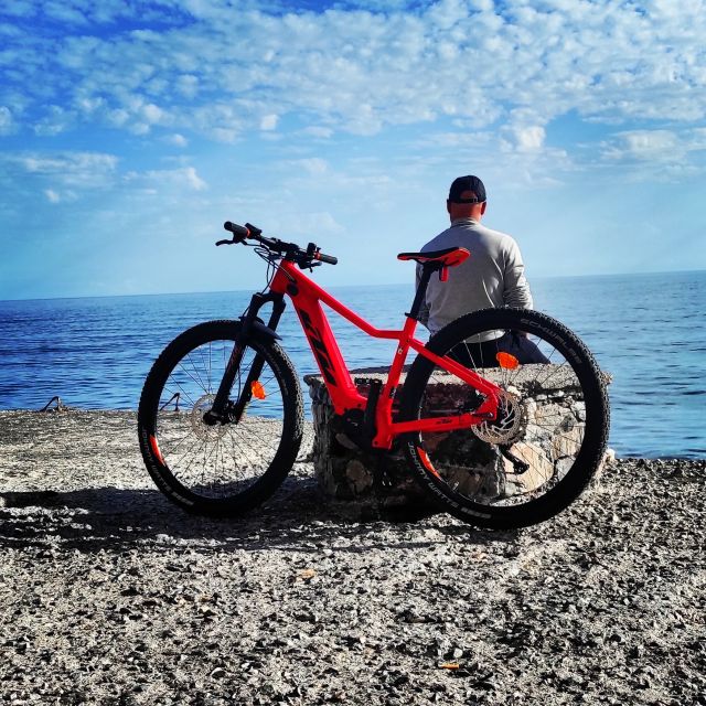 Santorini e-bike guided tours - Perissa: the first coastal views