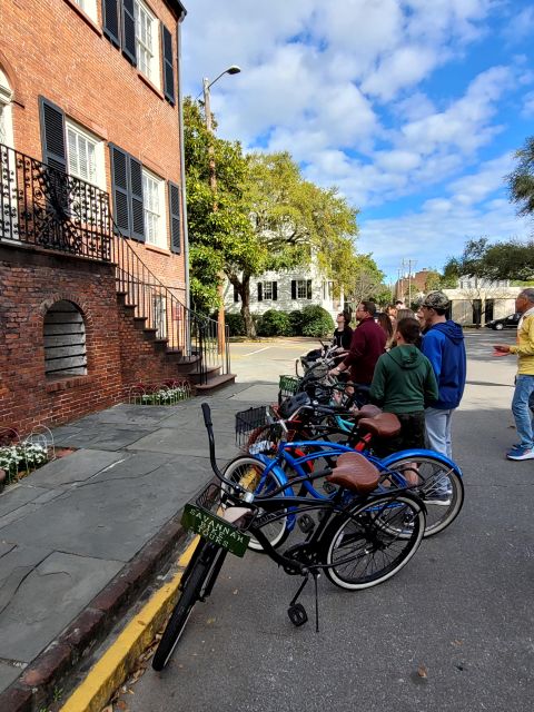 Savannah: Historical Bike Tour with Tour Guide - Pace, comfort, and family suitability