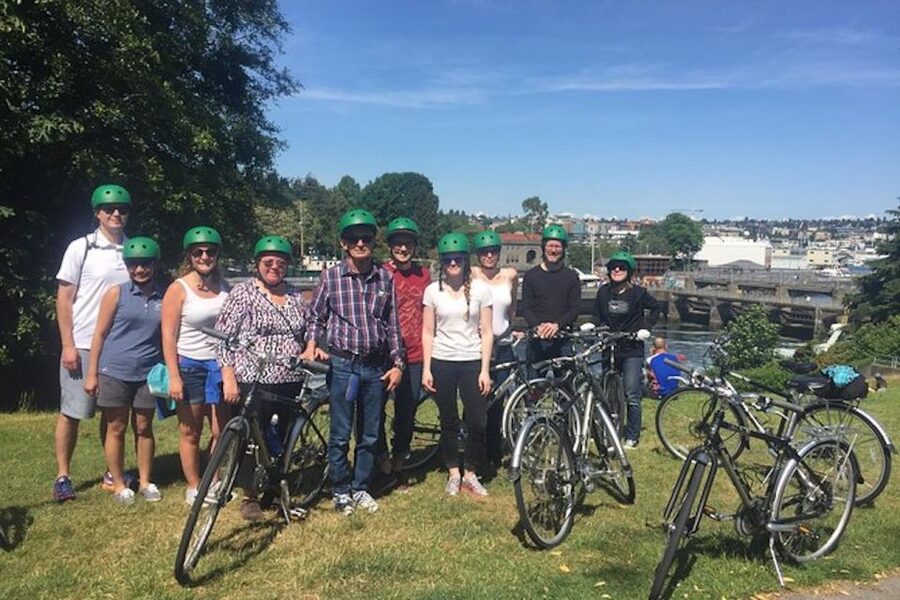 Seattle: 3 Hour Emerald City Standard Bike Tour - Ballard Locks and the fish ladder